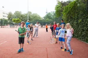 Erehaag van kinderen tijdens tenniskampen in Amsterdam en Haarlem