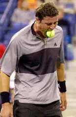 Marat Safin eet tennisbal op
