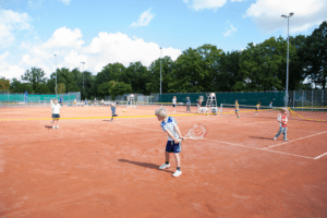 Jongetje tenniskamp zomervakantie De Meer Tennis